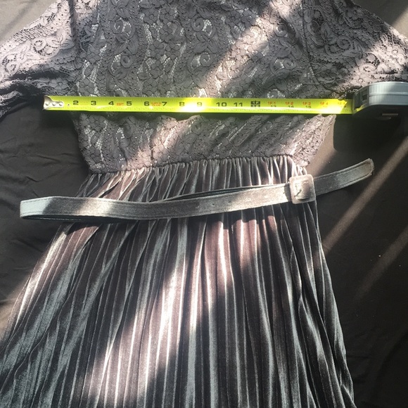 Vintage looking grey lace and velour dress. - Picture 8 of 8